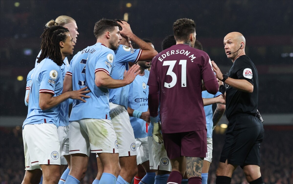 kaiyun sports-在对抗情境中运用足球技战术配合